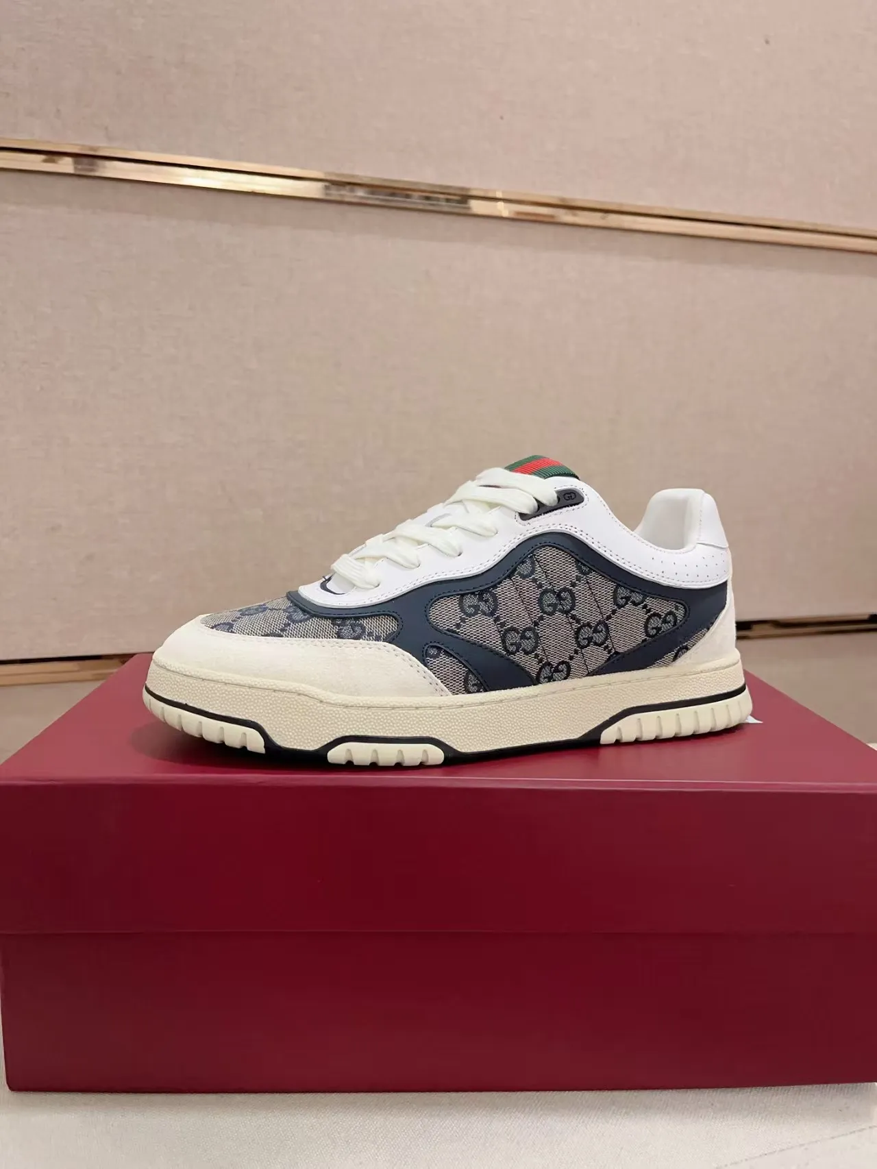 P420 new men's shoes GUCCI [Lightning] latest shoes are shipped. Original quality, fashionable, made of special materials, sheepskin lining, brand new packaging. The foot feels super comfortable and the workmanship is impeccable. Size: Men's 38-45, blue cloth